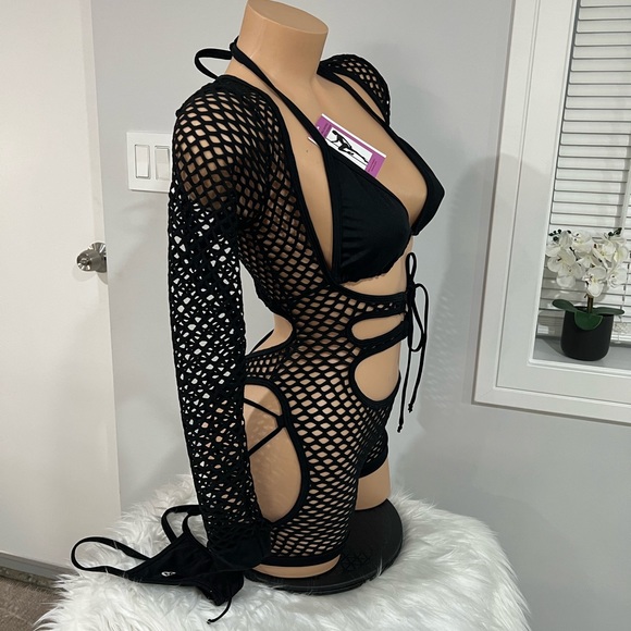 Exotic dancer wear black fishnets - Picture 3 of 3